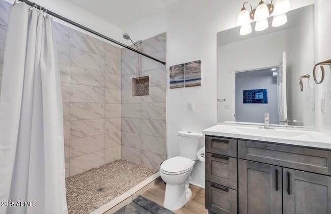 Building Photo - 838 S Farmer Ave