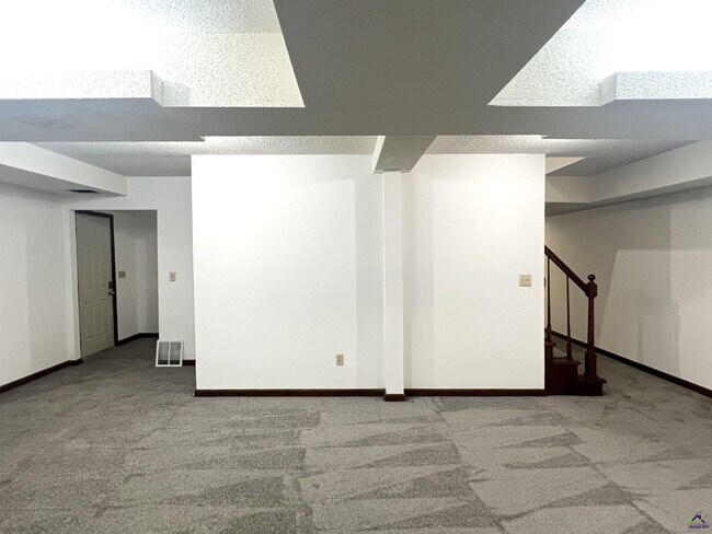 Building Photo - 136 River Knoll