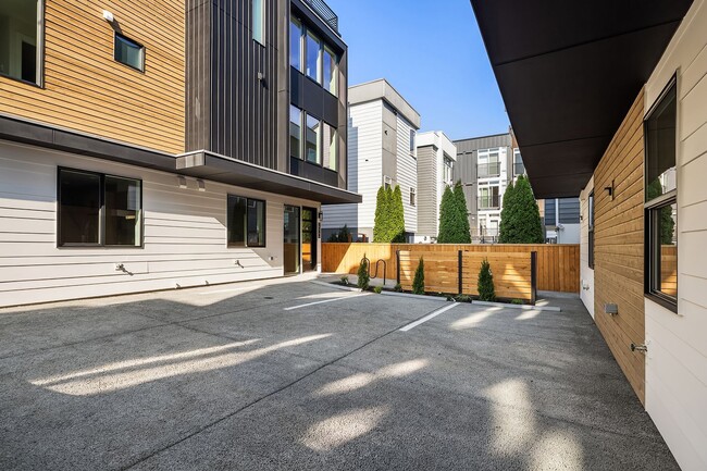 Building Photo - New Ballard Townhome