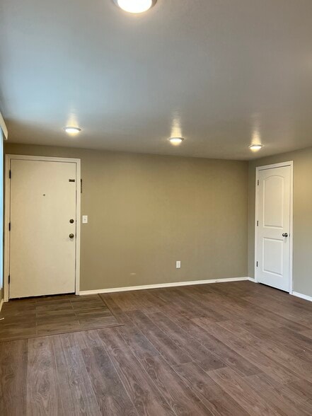 Building Photo - 730 Schoen St
