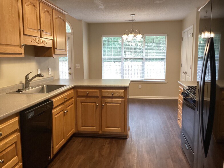 Building Photo - 154 Jamestown Dr