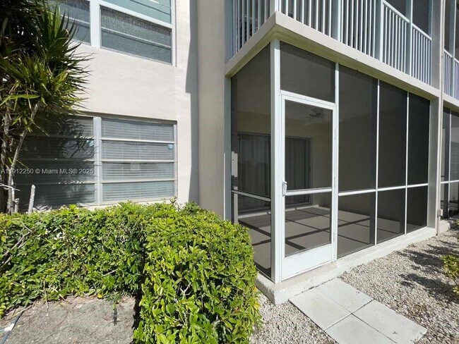 Building Photo - 2950 N Palm Aire Dr