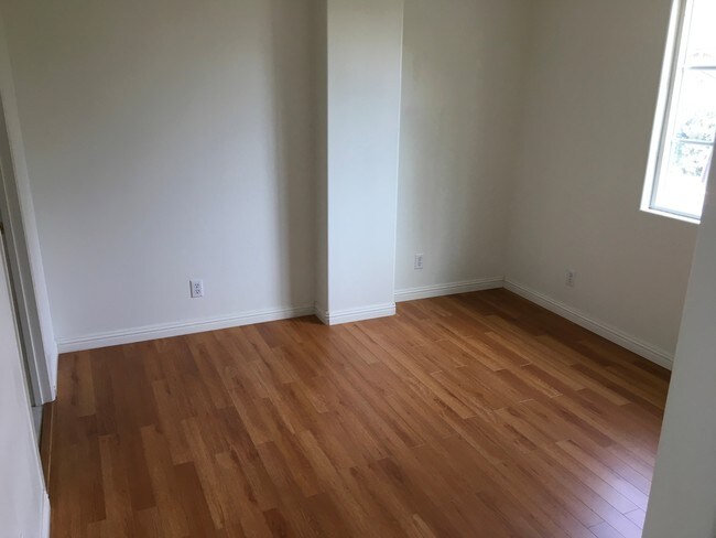 Building Photo - 923 Royal Oaks Dr