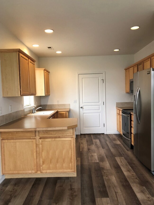 Building Photo - Large 3 Bedroom Home in Park Orchard Neigh...