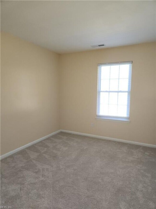 Building Photo - Newly Renovated Condo in Salem