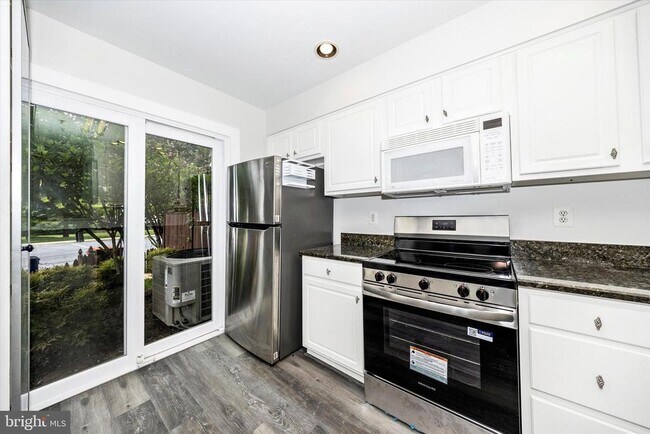 Building Photo - 4960 Clarendon Terrace