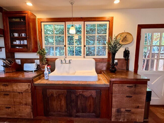 Building Photo - Furnished 1940s Beachwood Canyon Retreat with Treetop Deck + Creative Loft!