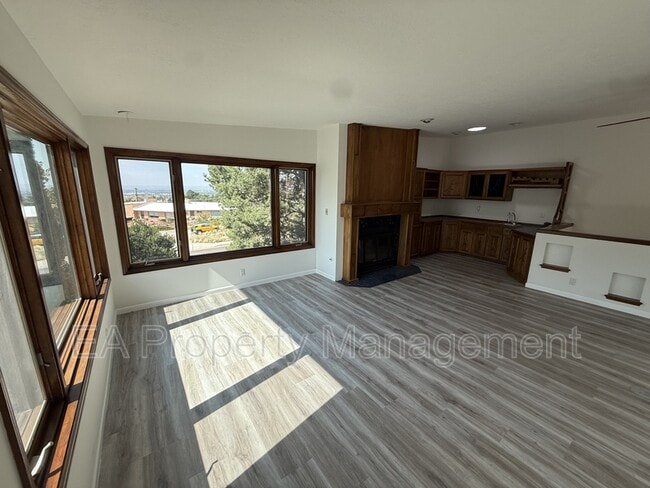 Building Photo - 500 Oakwood Pl NE