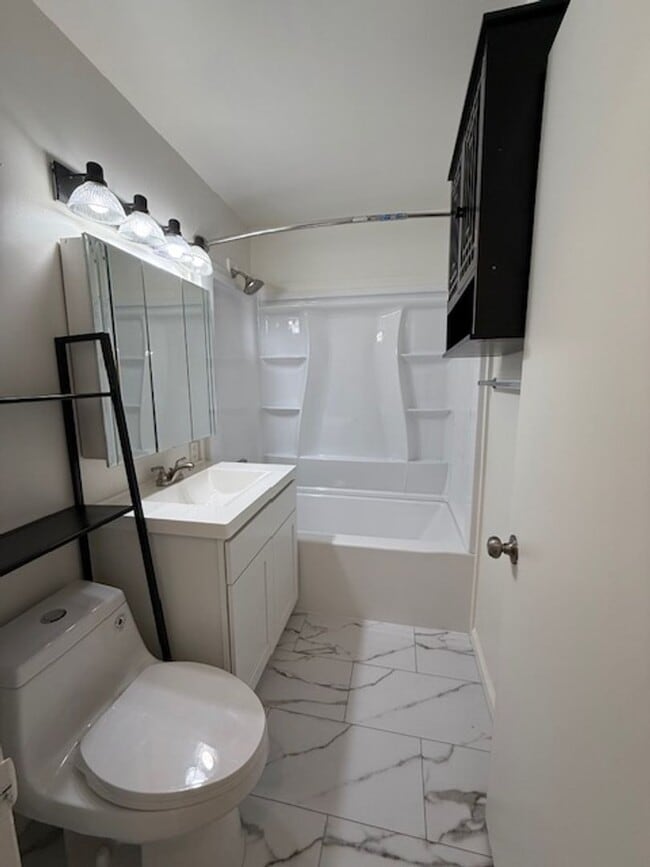 Building Photo - 3 bedroom 1 bath home with 1 car garage an...
