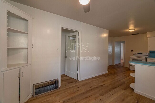 Building Photo - 966 W Mariposa Ave