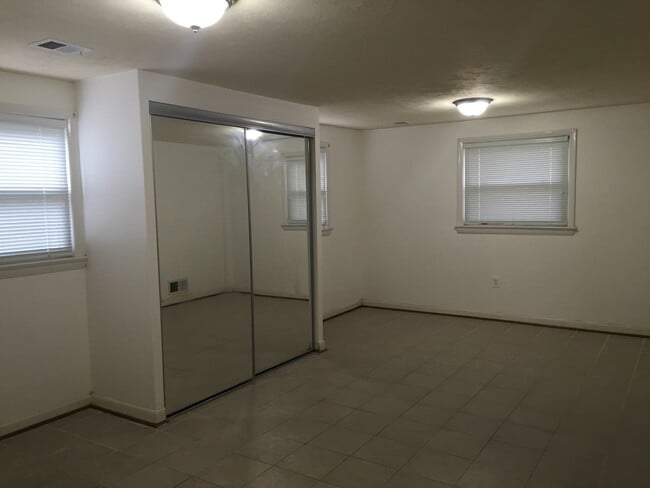 Building Photo - 4 BEDROOM, 3 FULL BATH SINGLE FAMILY HOME ...