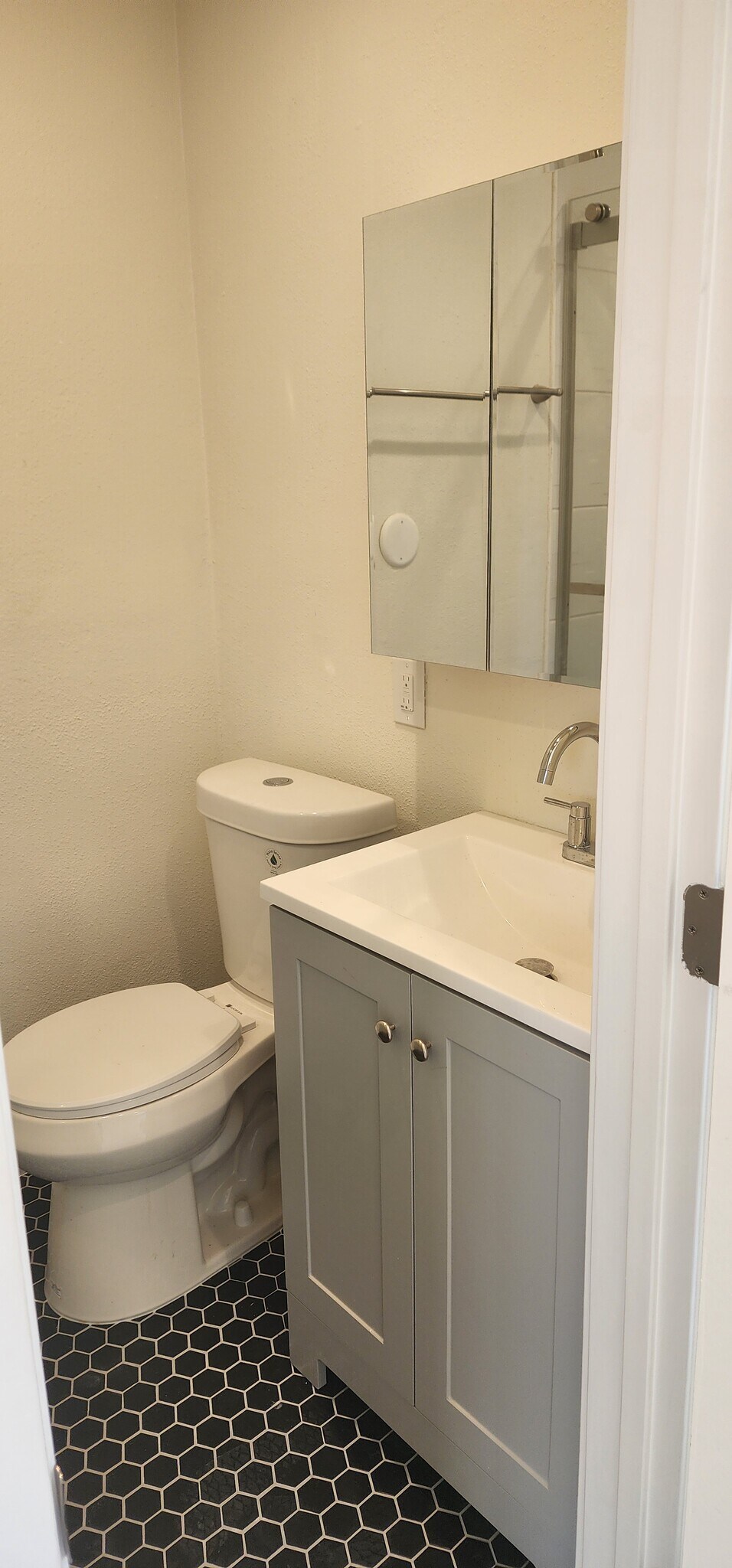 Building Photo - 950 N Kingsley Dr