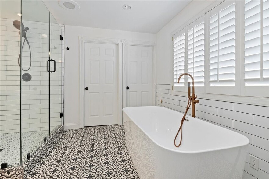 Master Bathroom - 954 W River Point Cir