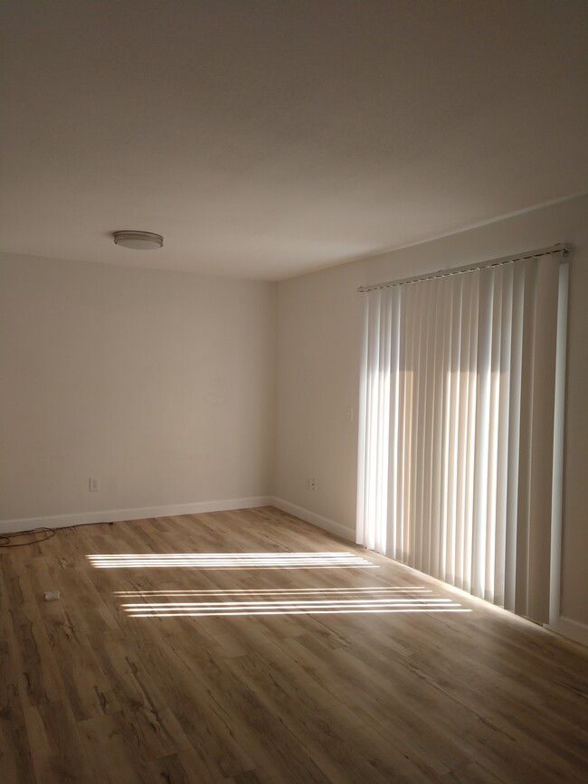 Dinning Room/ French Door to Balco - 2510 W 9th St