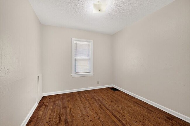 Building Photo - Freshly Updated Home in Warren Township