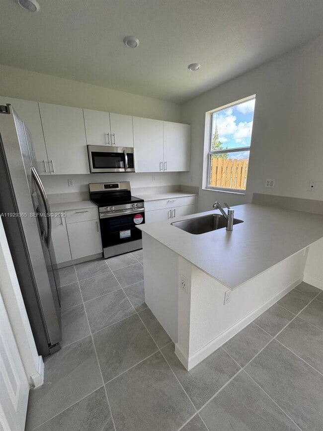 Building Photo - 2825 SE 25th Ave