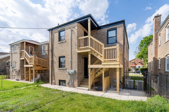 Building Photo - 5347 W Gladys Ave