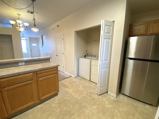 Building Photo - Kensington North #1608 - Move in now