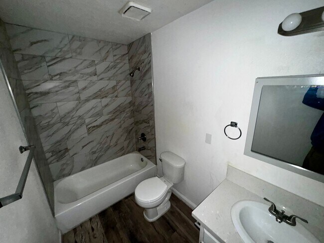 Building Photo - 3 BEDROOM 2 BATH, UPSTAIRS UNIT, NO CAPRET...