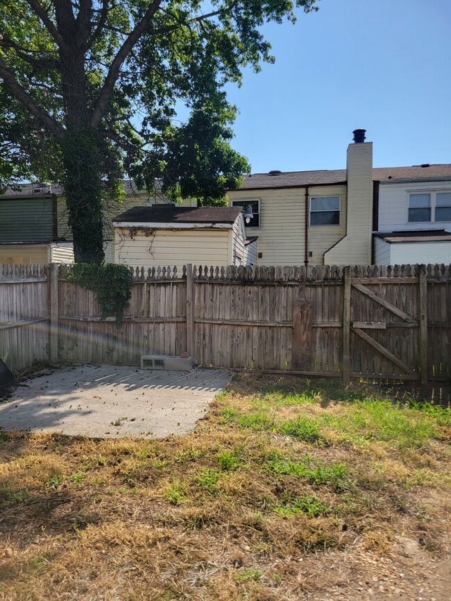 Building Photo - 4 bedroom 2.5 bathroom townhouse