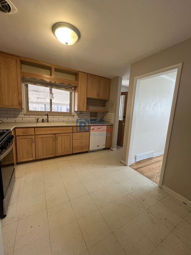 Building Photo - 2564 S Yates St