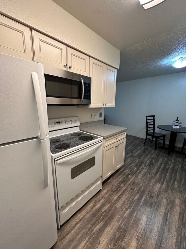 Building Photo - Bottom floor unit close to airport
