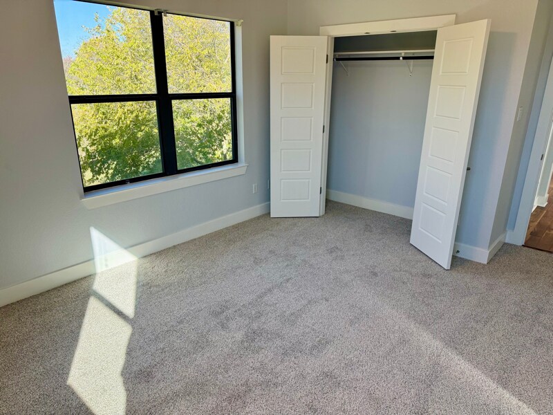 Building Photo - 1501 Lorraine Loop