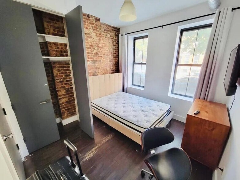 Building Photo - Furnished room/NOT APARTMENT