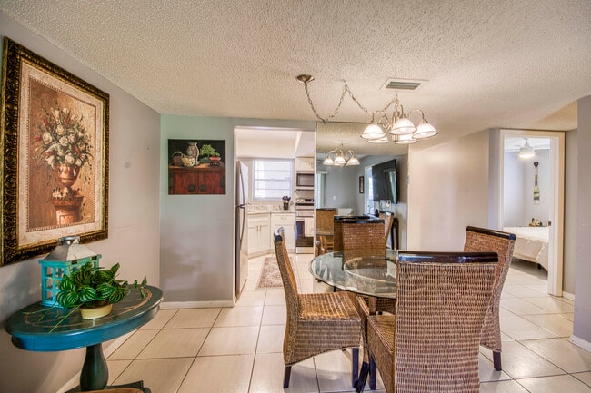 Building Photo - 18081 SE Country Club Dr