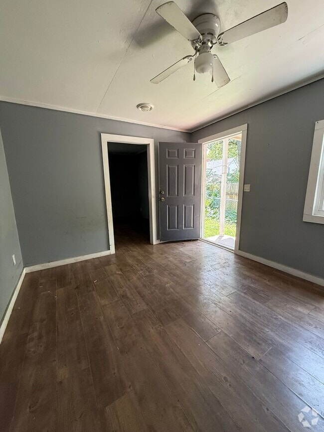 Building Photo - Charming 1 Bedroom Home