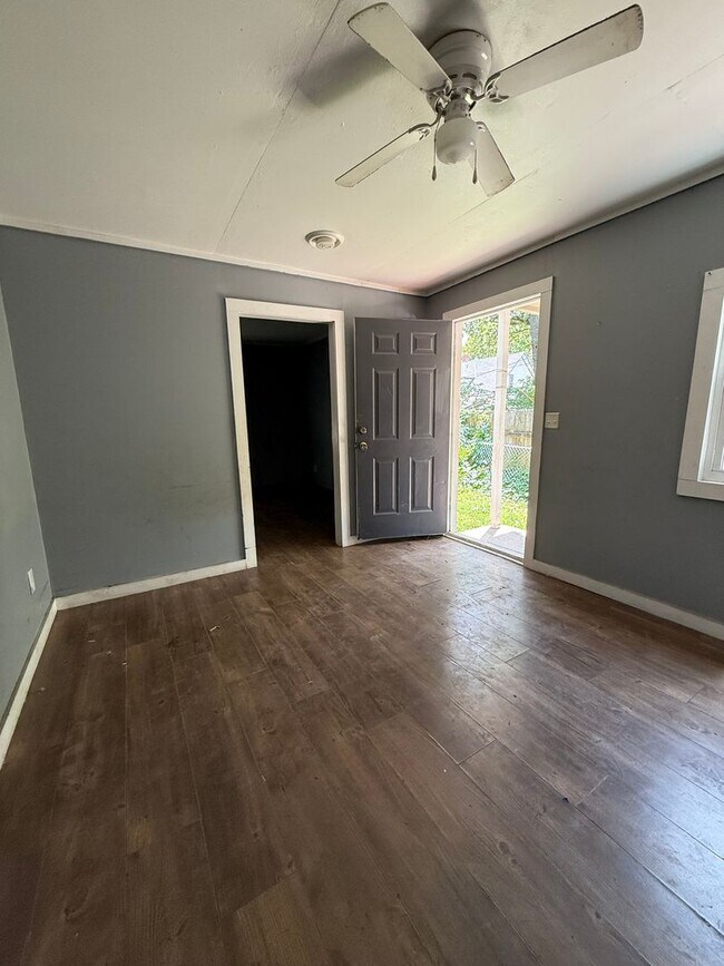 Primary Photo - Charming 1 Bedroom Home