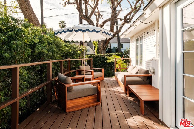 Building Photo - 866 N Doheny Dr