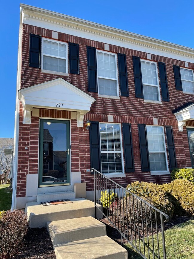 Building Photo - Move In Ready! 2 bed/4 bath townhouse with...