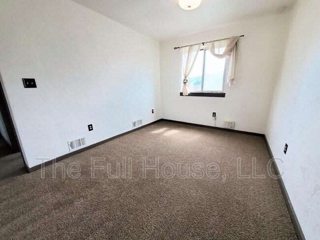 Building Photo - 705 Lorenz Ave
