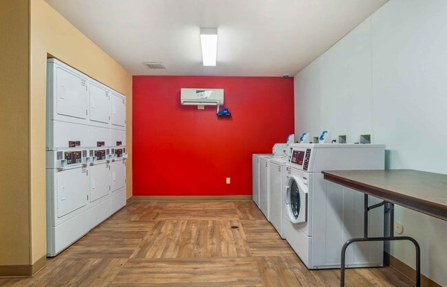 Building Photo - Furnished Studio-Palm Springs - Airport
