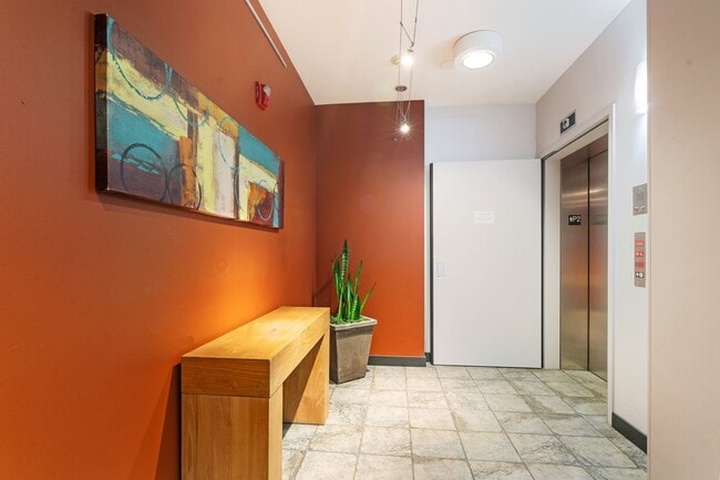 Building Photo - 2 Bed, 2 Bath Bright & Modern Condo in the Pearl District - Now Available!