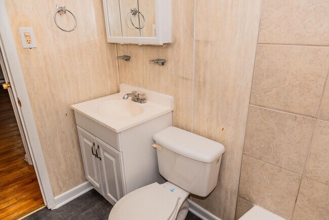 Building Photo - ONE MONTH FREE-Sign by 2/28/2026: Walk to Carytown & the Fan