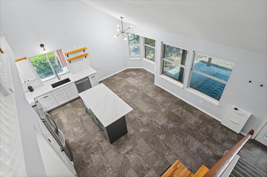 Building Photo - 910 Markham Ln