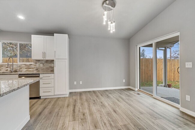 Building Photo - Gorgeous Three Bedroom/Two Bathroom