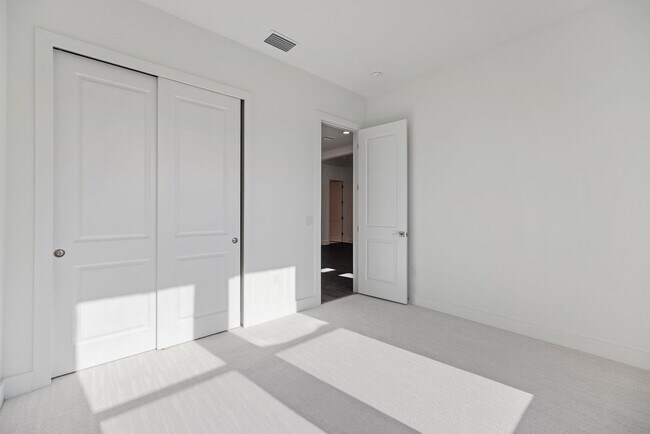 Building Photo - Brand New spacious 4bd/3.5bth Sarasota Hom...