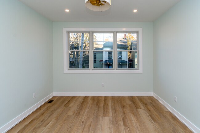 Building Photo - 17 Wilson St