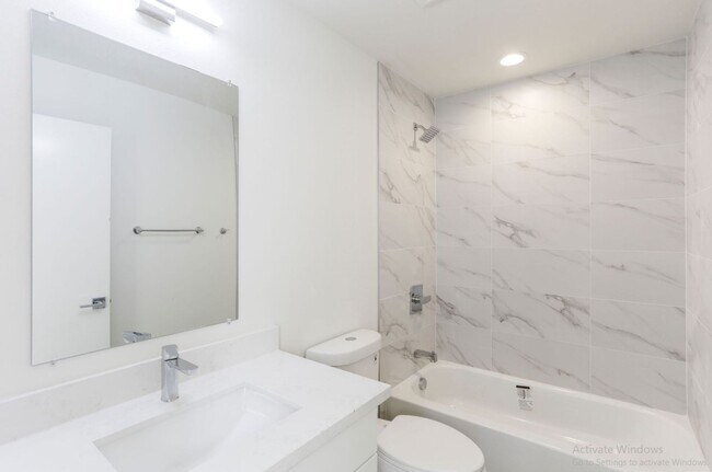 Building Photo - Spacious Townhome – Husky now leasing!