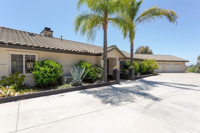 Building Photo - RANCH STYLE POOL HOME ON 2+ ACRES IN THE H...