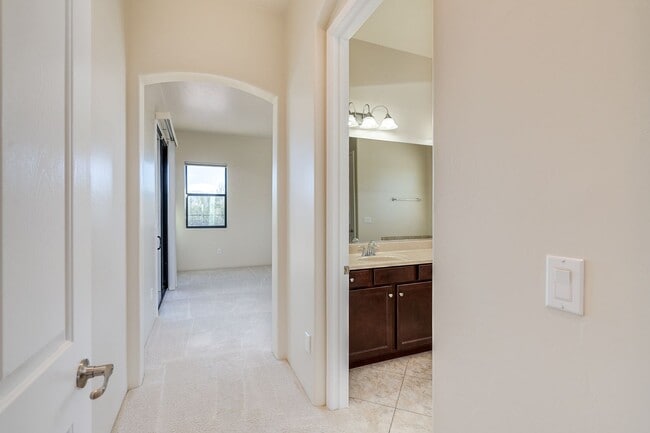 Building Photo - Rare find for this 4 bedroom/3 bath, exqui...