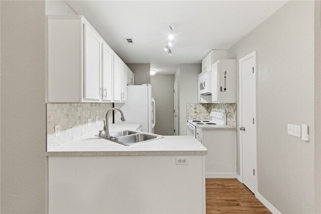 Building Photo - 932 S Curtis Ave