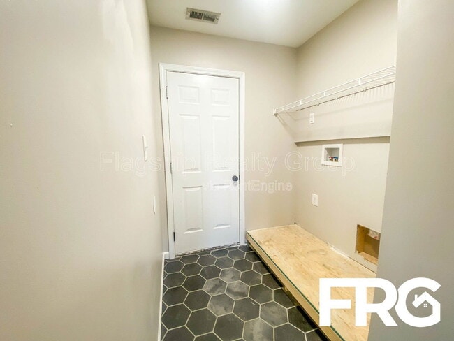 Building Photo - 200 Willow Pond Dr