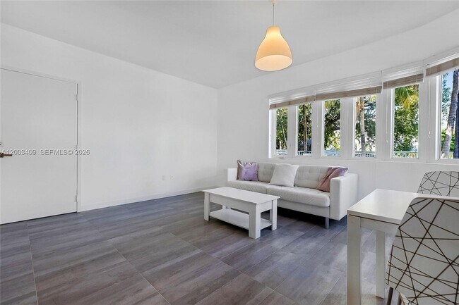 Building Photo - 557 Michigan Ave