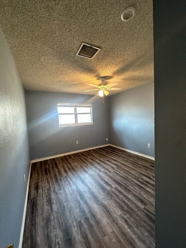 Building Photo - 3009 Bonham Ave