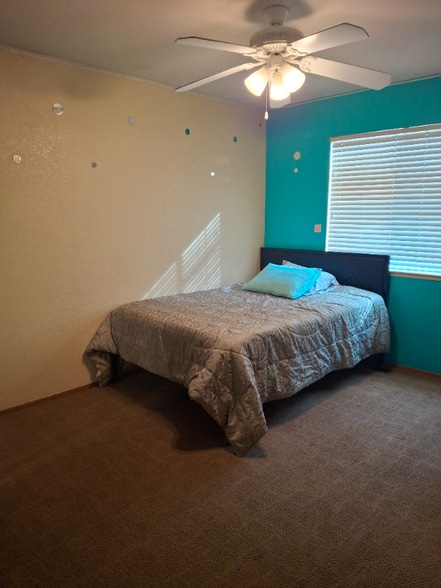 Building Photo - 4952 Ridgeview Dr