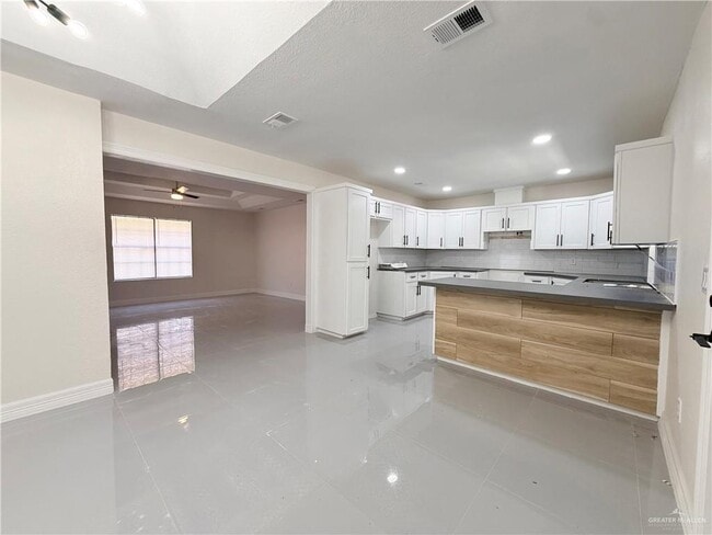 Building Photo - 12 South Dr